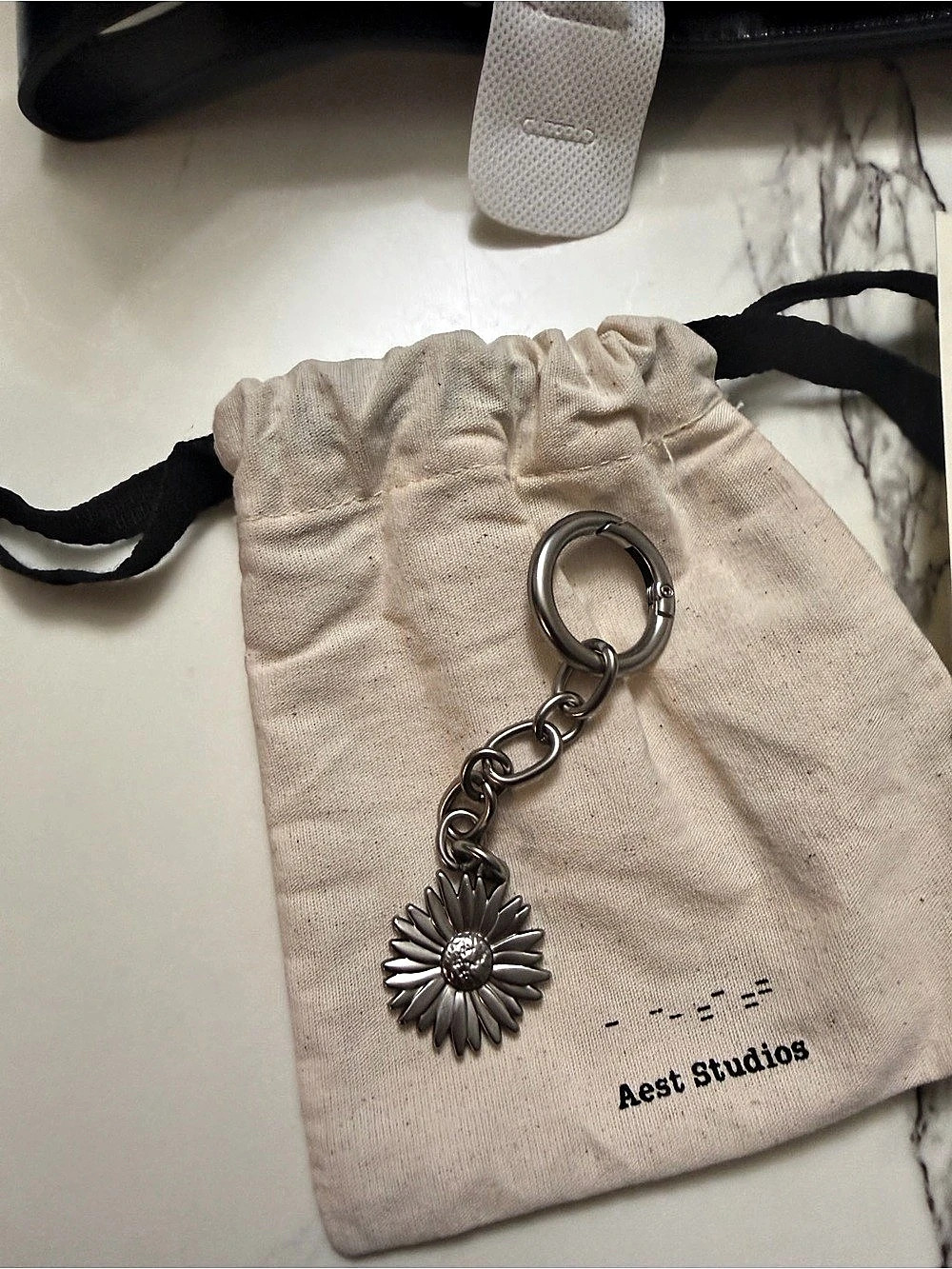 Aest Studios Capture Multipocket Bag in Black